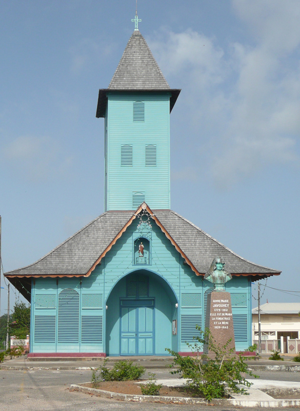 L'église de Mana avec la stèle de Marie Javouhey